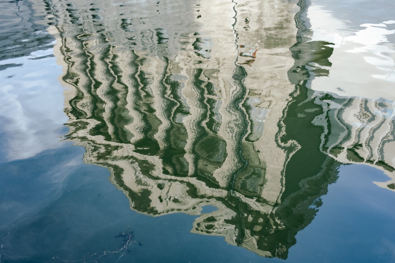 Spiegelung eines Gebäudes in Berlin in einer Wasserfläche