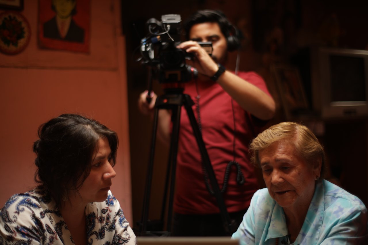 Bild 2: Ana Cledia Molina Palacios während des Interviews mit Interviewerin Evelyn Hevia Jordán. Im Hintergrund Kameramann Edison Cájas González