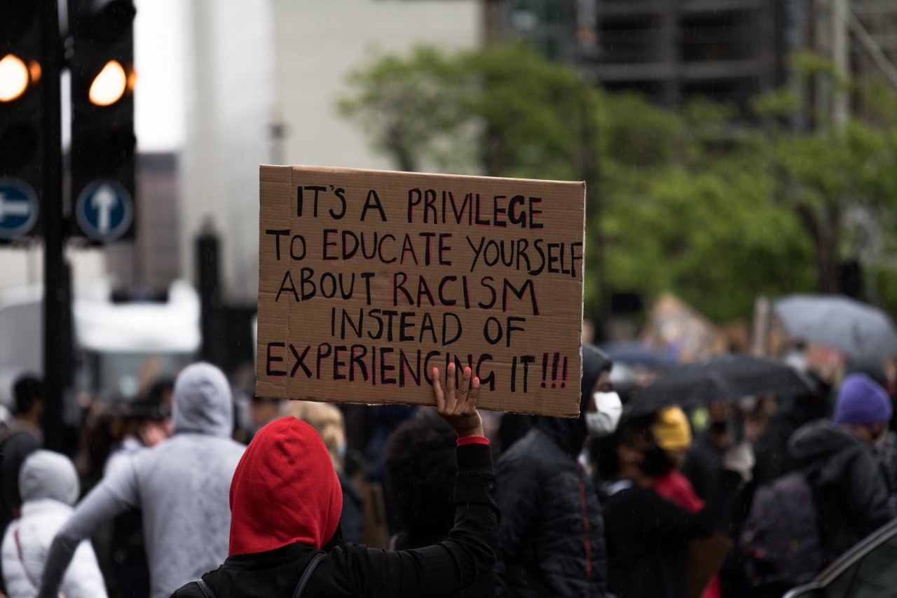 Demonstration mit Plakat